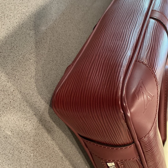 Authentic Louis Vuitton Epi satchel - Picture 12 of 16